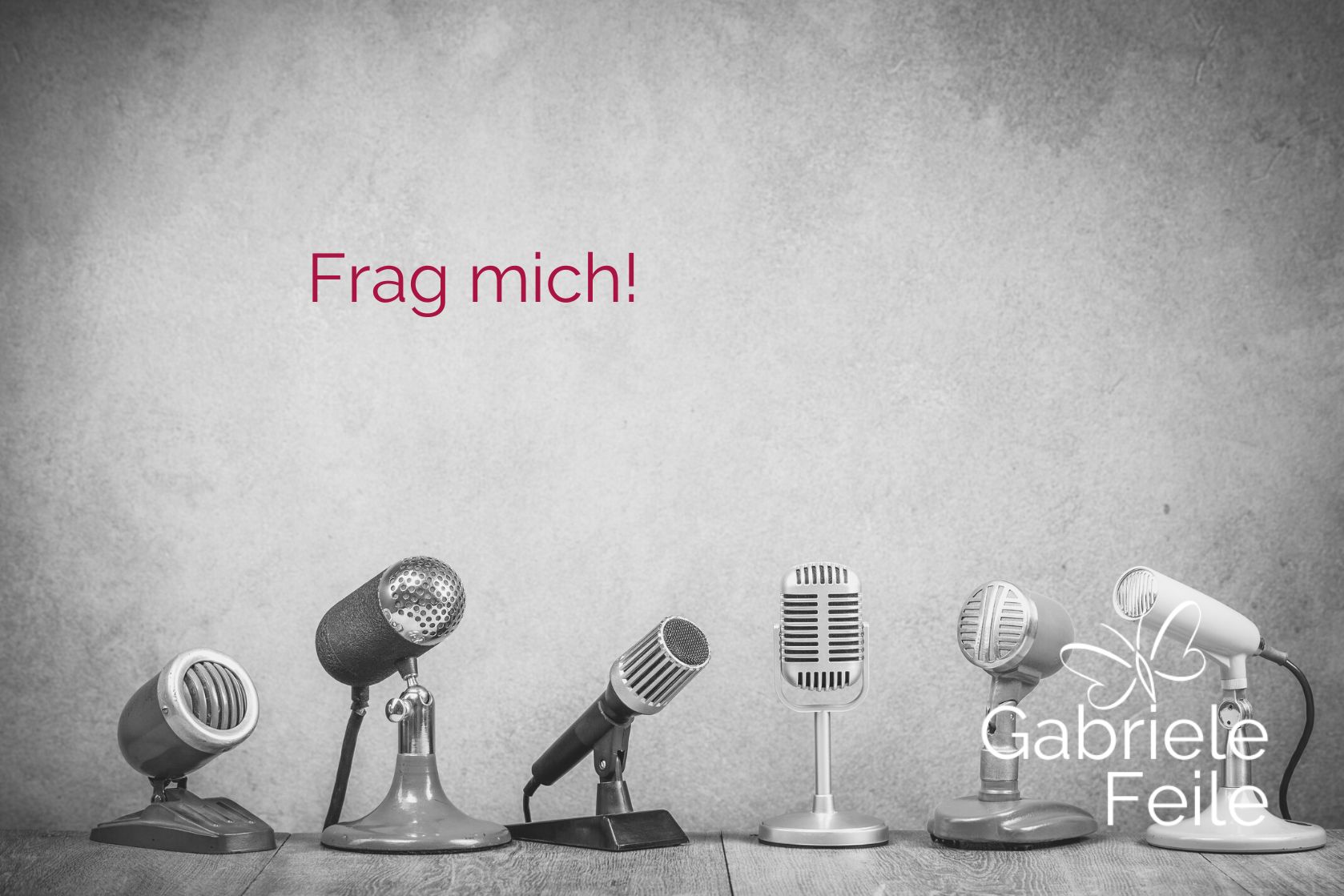 Diverse Mikrofone vor einem grauen Hintergrund. Text: Frag mich! Logo: Gabriele Feile