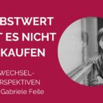 Roter Hintergrund, schwarz-weiß-Foto von Gabriele Feile. Text: Selbstwert gibt es nicht zu kaufen. Wechsel-Perspektiven mit Gabriele Feile