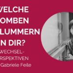 Roter Hintergrund, Foto von Gabriele Feile, Text: Welche Bomben schlummern in dir? Thema: Kriegsenkel