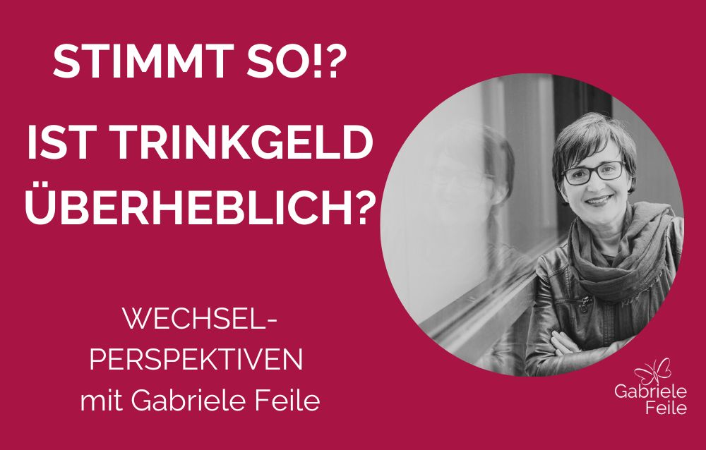 Eine Frau lehnt seitlich an einem Fenster mit verschränkten Armen und lächelt in die Kamera. Links davon steht weiß auf rot: Stimmt so!? ist Trinkgeld überheblich?