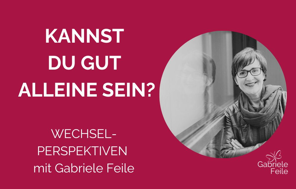 Roter Hintergrund. Rundes Foto einer Frau, die seitlich am Fenster lehnt. Text: Kannst du gut alleine sein? Wechsel-Perspektiven von Gabriele Feile