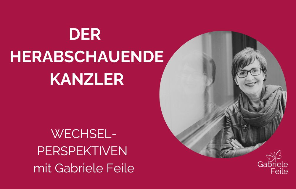 Rundes Foto deiner Frau mit Brille und Lederjacke, die seitlich mit verschränkten Armen an einer Fensterfront lehnt. Text: Der herabschauende Kanzler. Wechsel-Perspektiven mit Gabriele Feile