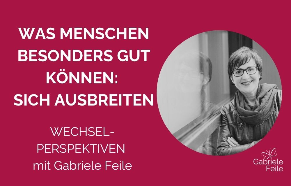 Rundes Foto einer Frau mit Brille und Lederjacke, die seitlich mit verschränkten Armen an einer Fensterfront lehnt. Text: Was Menschen besonders gut können: sich ausbreiten. Wechsel-Perspektiven mit Gabriele Feile