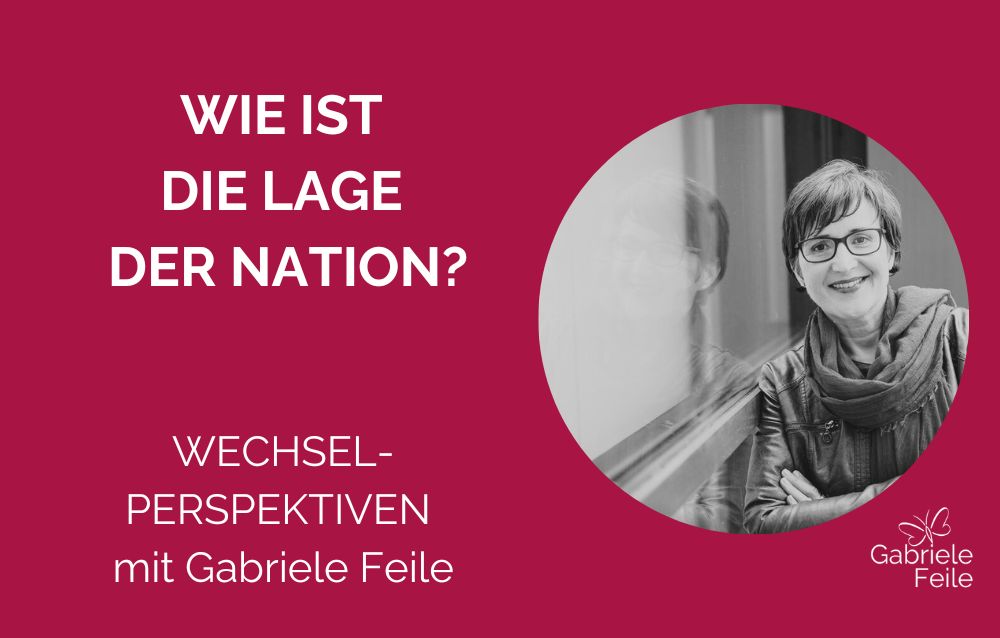 Rundes Foto einer Frau mit Brille und Lederjacke, die seitlich mit verschränkten Armen an einer Fensterfront lehnt. Text: WWie ist die Lage der Nation? Wechsel-Perspektiven mit Gabriele Feile